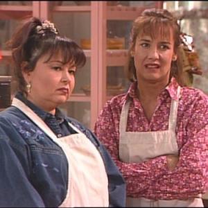 Still of Roseanne Barr and Laurie Metcalf in Roseanne 1988