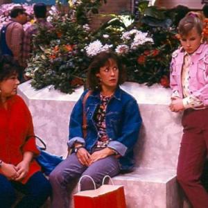 Still of Roseanne Barr, Alicia Goranson and Laurie Metcalf in Roseanne (1988)
