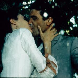 Still of Antonio Banderas and Angelina Jolie in Original Sin (2001)