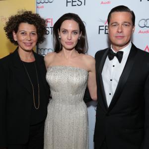 Brad Pitt, Angelina Jolie and Donna Langley at event of Prie juros (2015)