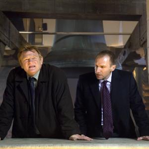 Still of Ralph Fiennes and Brendan Gleeson in Reikalai Briugeje (2008)