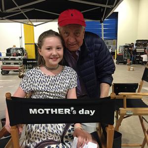 Director Garry Marshall with Ella Anderson on the set of Mothers Day