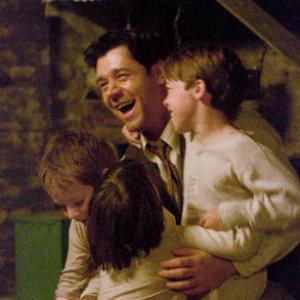 Russell Crowe and Connor Price in Cinderella Man 2005