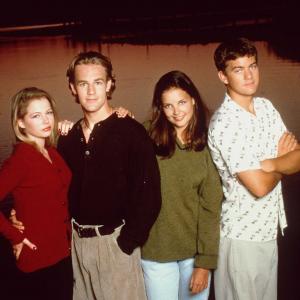 Still of James Van Der Beek, Katie Holmes, Joshua Jackson and Michelle Williams in Dawson's Creek (1998)