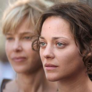 Still of Pascale Arbillot and Marion Cotillard in Les petits mouchoirs (2010)