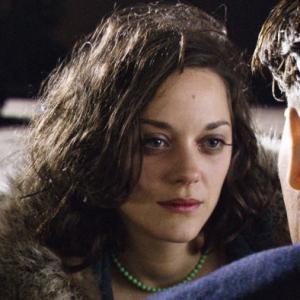 Still of Johnny Depp and Marion Cotillard in Visuomenes priesai (2009)