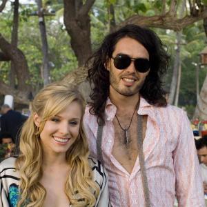 Still of Kristen Bell and Russell Brand in Forgetting Sarah Marshall (2008)