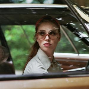 Still of Freya Mavor in La dame dans l'auto avec des lunettes et un fusil (2015)