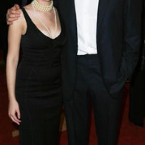 Colin Firth and Scarlett Johansson at event of Mergina su perlo auskaru 2003