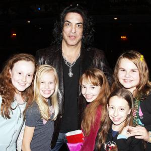 Holly Taylor,Maddy, Danika, Ruby and Izzy meet Paul Stanley - Kiss (backstage@ Billy Elliot)