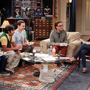 Still of Kaley Cuoco Johnny Galecki Simon Helberg Jim Parsons and Kunal Nayyar in Didziojo sprogimo teorija 2007