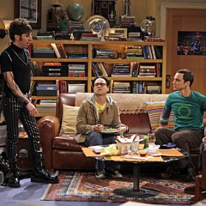 Still of Kaley Cuoco, Johnny Galecki, Simon Helberg, Jim Parsons and Kunal Nayyar in Didziojo sprogimo teorija (2007)