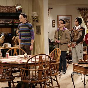 Still of Johnny Galecki, Simon Helberg, Laurie Metcalf, Jim Parsons and Kunal Nayyar in Didziojo sprogimo teorija (2007)