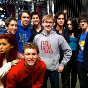 Payson Lewis on set with the cast of Nickelodeons VicTORIous