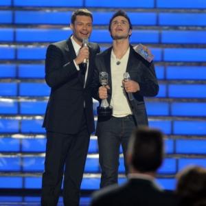 Still of Ryan Seacrest and Kris Allen in American Idol The Search for a Superstar 2002