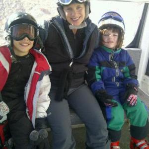 Ski kidsand mom