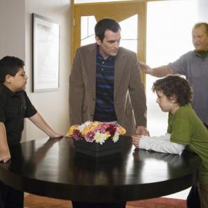 Still of Ty Burrell Ed ONeill Nolan Gould and Rico Rodriguez in Moderni seima 2009