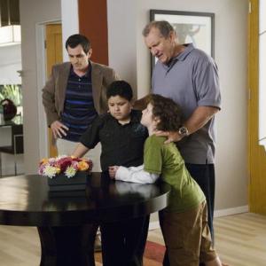 Still of Ty Burrell, Ed O'Neill, Nolan Gould and Rico Rodriguez in Moderni seima (2009)