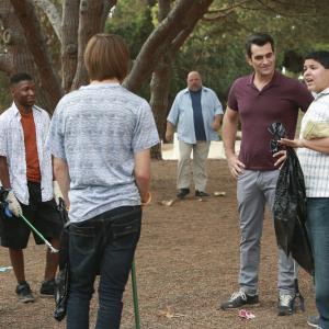 Still of Ty Burrell Kevin Chamberlin and Rico Rodriguez in Moderni seima 2009