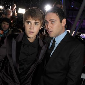 Justin Bieber and Scooter Braun at event of Justinas Bieberis niekada nesakyk niekada 2011