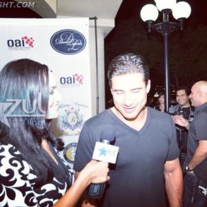 Fenix Lazzaroni Interviews Mario Lopez for Azul night TV Telemundo