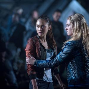 Still of Eliza Taylor and Lindsey Morgan in The 100 2014