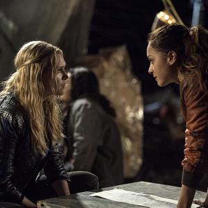 Still of Eliza Taylor and Lindsey Morgan in The 100 2014
