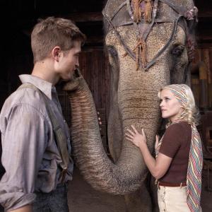 Still of Reese Witherspoon and Robert Pattinson in Vanduo drambliams (2011)