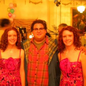 Jane Aronds (left) with Jonah Hill and her twin sister Grace Aronds (right)on the set of The Sitter