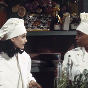 Still of Courteney Cox and Jenifer Lewis in Draugai (1994)