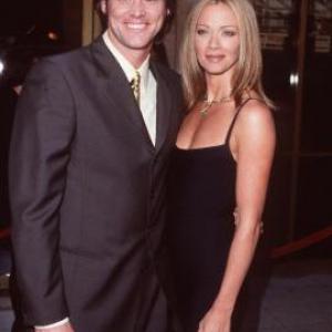 Jim Carrey and Lauren Holly at event of Trumeno sou 1998