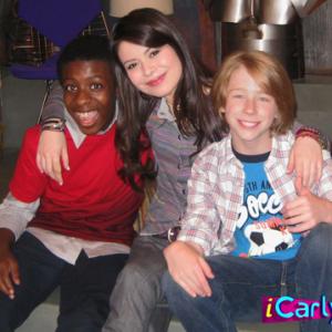 Joey Luthman with Miranda Cosgrove and Daven Wilson on set of iCarly filming iQuit iCarly as Fleck and Dave comedy team
