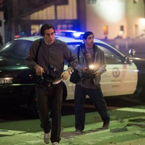 Still of Jake Gyllenhaal and Riz Ahmed in Nightcrawler (2014)