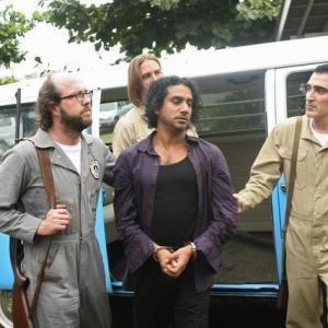 Still of Naveen Andrews and Eric Lange in Dinge 2004