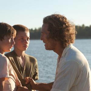 Still of Matthew McConaughey, Tye Sheridan and Jacob Lofland in Mud (2012)