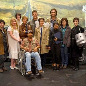 Nina Winkler with Jared Padalecki, Jensen Ackles, Phil Sgriccia and the cast of the 200th episode of Supernatural.