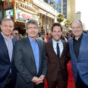 Kevin Feige, Alan Horn, Paul Rudd and Robert A. Iger at event of Skruzdeliukas (2015)