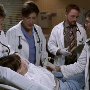 Still of Maura Tierney Amy Aquino and Scott Grimes in Ligonines priimamasis 1994