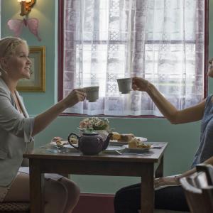 Still of Brie Larson and Amy Schumer in Be stabdziu 2015