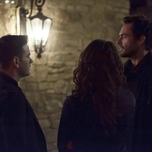 Still of Paul Blackthorne, Katie Cassidy and Colin Donnell in Strele (2012)