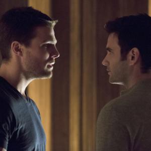 Still of Stephen Amell and Colin Donnell in Strele 2012