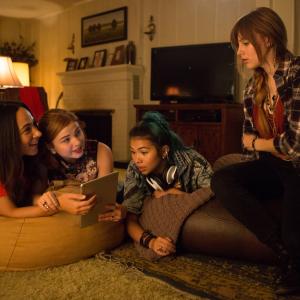 Still of Stefanie Scott, Aubrey Peeples, Hayley Kiyoko and Aurora Perrineau in Dzem ir hologramos (2015)