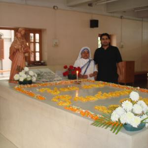 Mother Teresa and Ronnie Banerjee (Mother Teresa's tomb - Calcutta, India)