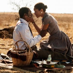 Still of Idris Elba and Naomie Harris in Mandela: ilgas kelias i laisve (2013)
