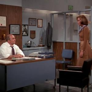 Still of Edward Asner and Mary Tyler Moore in Mary Tyler Moore 1970