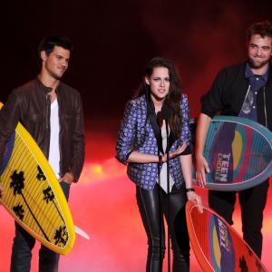 Kristen Stewart, Taylor Lautner and Robert Pattinson at event of Teen Choice Awards 2012 (2012)