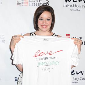 Shelley Regner arrives at Chaz Deans Summer Party and signs Love is Louder tshirt
