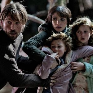 Still of Nikolaj Coster-Waldau, Jessica Chastain, Megan Charpentier and Isabelle Nélisse in Mama (2013)