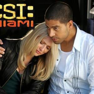 Still of Emily Procter and Adam Rodriguez in CSI Majamis (2002)