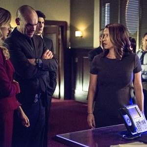 Still of Paul Blackthorne Christina Cox Brandon Routh and Katie Cassidy in Strele 2012